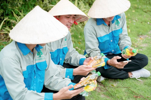 Người trẻ háo hức trước ngày quay số tìm khách hàng trúng giải 20 đến 100 triệu đồng của Trà Xanh Không Độ- Ảnh 2. Người trẻ háo hức trước ngày quay số tìm khách hàng trúng giải 20 đến 100 triệu đồng của Trà Xanh Không Độ- Ảnh 2.