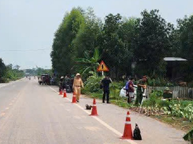 Ô tô mất lái lao xuống ruộng đâm cụ bà đang làm đồng tử vong- Ảnh 1. Ô tô mất lái lao xuống ruộng đâm cụ bà đang làm đồng tử vong- Ảnh 1.