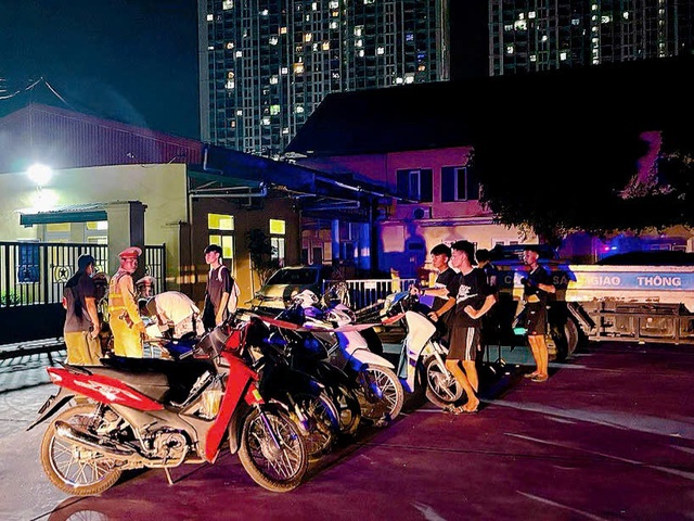 'Đi bão' mừng U23 Việt Nam vô địch, nhiều 'quái xế' dưới 18 tuổi bị xử lý - Ảnh 3. 'Đi bão' mừng U23 Việt Nam vô địch, nhiều 'quái xế' dưới 18 tuổi bị xử lý - Ảnh 3.
