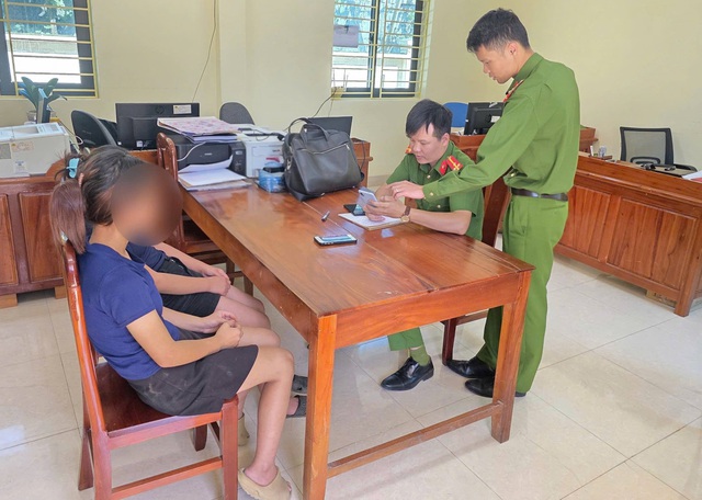 Giải cứu 2 nữ sinh lớp 8 ở Lào Cai bị đối tượng trên mạng dụ bỏ nhà đi làm thuê- Ảnh 1. Giải cứu 2 nữ sinh lớp 8 ở Lào Cai bị đối tượng trên mạng dụ bỏ nhà đi làm thuê- Ảnh 1.