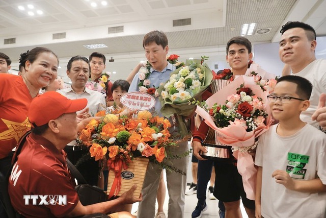 Chiếc cúp vô địch U23 Đông Nam Á cùng các cầu thủ đã về đến Hà Nội- Ảnh 1. Chiếc cúp vô địch U23 Đông Nam Á cùng các cầu thủ đã về đến Hà Nội- Ảnh 1.