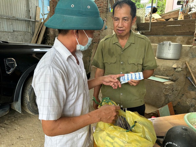 Khử khuẩn ngăn chặn dịch bệnh tại tâm lũ- Ảnh 3. Khử khuẩn ngăn chặn dịch bệnh tại tâm lũ- Ảnh 3.