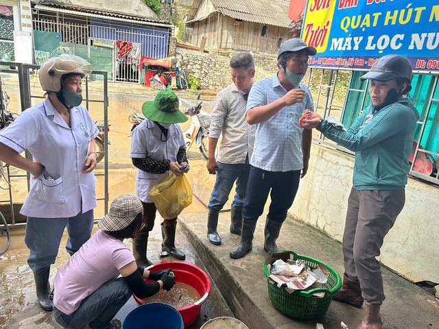 Khử khuẩn ngăn chặn dịch bệnh tại tâm lũ- Ảnh 2. Khử khuẩn ngăn chặn dịch bệnh tại tâm lũ- Ảnh 2.