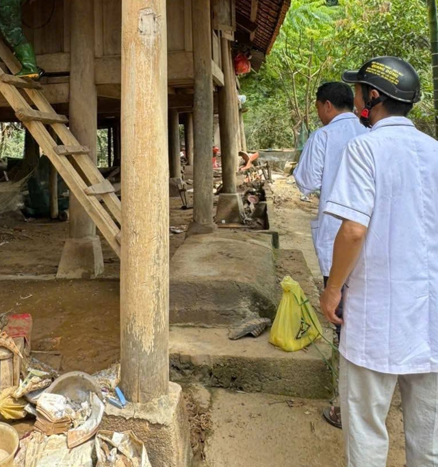 Khử khuẩn ngăn chặn dịch bệnh tại tâm lũ- Ảnh 4. Khử khuẩn ngăn chặn dịch bệnh tại tâm lũ- Ảnh 4.