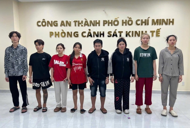 Triệt phá đường dây buôn bán khí cười tại phố Tây Bùi Viện, 8 đối tượng bị bắt giam- Ảnh 1. Triệt phá đường dây buôn bán khí cười tại phố Tây Bùi Viện, 8 đối tượng bị bắt giam- Ảnh 1.