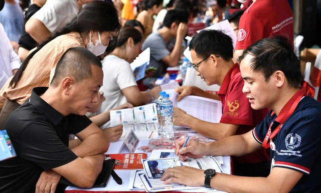 Điểm chuẩn đại học 2025: Y khoa, Sư phạm vẫn 'nóng', AI và Bán dẫn cạnh tranh hơn- Ảnh 1. Điểm chuẩn đại học 2025: Y khoa, Sư phạm vẫn 'nóng', AI và Bán dẫn cạnh tranh hơn- Ảnh 1.