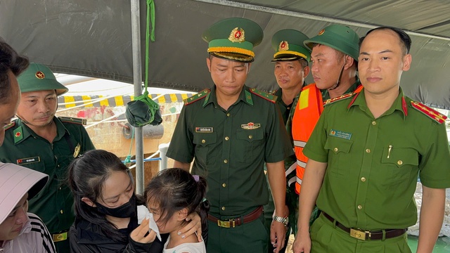 Suốt đêm vật lộn với sóng gió trên biển, hai bố con được cứu sống - Ảnh 3. Suốt đêm vật lộn với sóng gió trên biển, hai bố con được cứu sống - Ảnh 3.