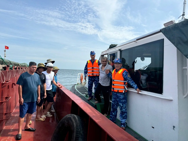 Suốt đêm vật lộn với sóng gió trên biển, hai bố con được cứu sống - Ảnh 1. Suốt đêm vật lộn với sóng gió trên biển, hai bố con được cứu sống - Ảnh 1.