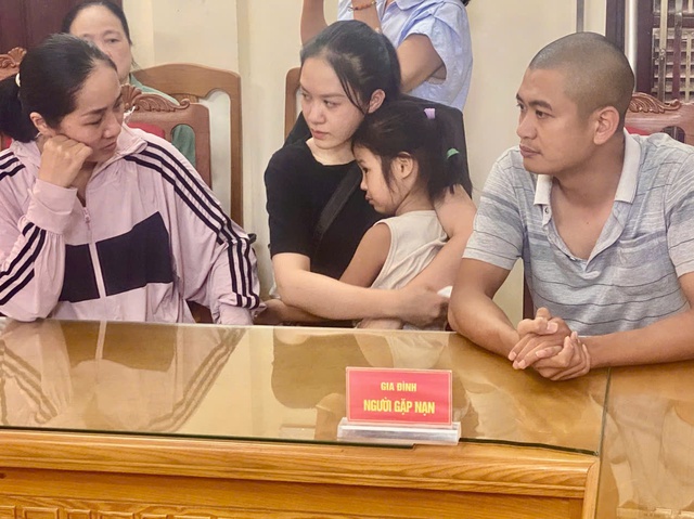 Suốt đêm vật lộn với sóng gió trên biển, hai bố con được cứu sống - Ảnh 4. Suốt đêm vật lộn với sóng gió trên biển, hai bố con được cứu sống - Ảnh 4.