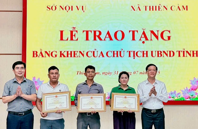 Vinh danh ba công dân cứu 34 người giữa đêm giông lốc- Ảnh 1. Vinh danh ba công dân cứu 34 người giữa đêm giông lốc- Ảnh 1.