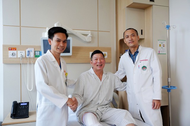 Bay từ Mỹ về Việt Nam thay khớp gối, người đàn ông thoát khỏi cảnh đau khớp gối suốt 5 năm- Ảnh 2. Bay từ Mỹ về Việt Nam thay khớp gối, người đàn ông thoát khỏi cảnh đau khớp gối suốt 5 năm- Ảnh 2.
