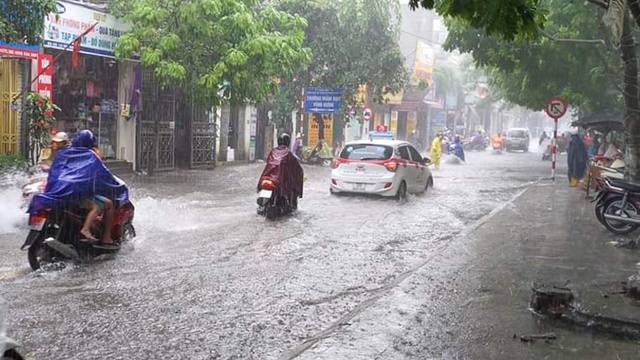 Hà Nội tái diễn mưa dông diện rộng vào chiều tối nay- Ảnh 2. Hà Nội tái diễn mưa dông diện rộng vào chiều tối nay- Ảnh 2.