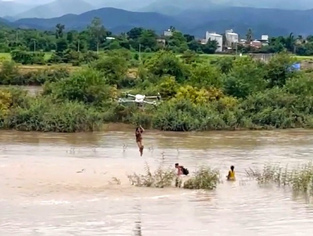 Máy bay không người lái được thiết kế thế nào để cứu được người trong nước lũ?- Ảnh 2. Máy bay không người lái được thiết kế thế nào để cứu được người trong nước lũ?- Ảnh 2.