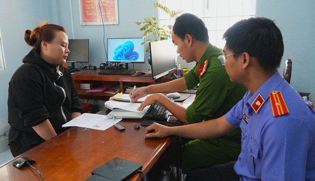 Không trả 100 triệu đồng do chuyển khoản nhầm, người phụ nữ bị khởi tố hình sự
- Ảnh 1. Không trả 100 triệu đồng do chuyển khoản nhầm, người phụ nữ bị khởi tố hình sự
- Ảnh 1.