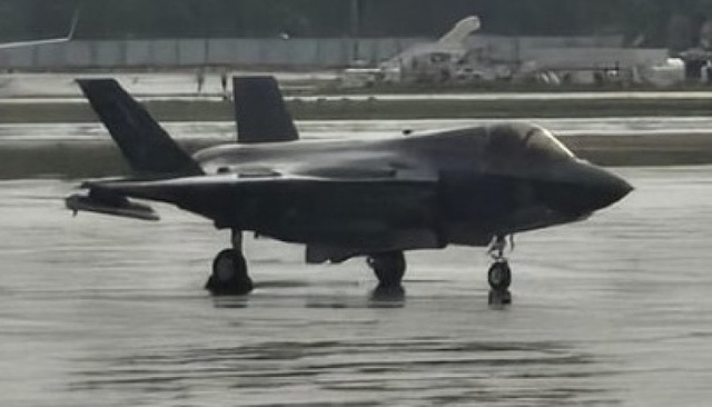 Tiêm kích F-35B 'nằm bất động' ba tuần ở Ấn Độ: Cơ hội vàng cho Su-57 Nga?- Ảnh 1. Tiêm kích F-35B 'nằm bất động' ba tuần ở Ấn Độ: Cơ hội vàng cho Su-57 Nga?- Ảnh 1.