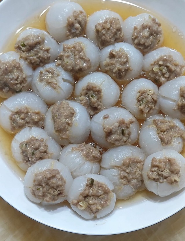 Vải nhồi thịt hấp gây bão mạng: Những ai ăn được món này?- Ảnh 1. Vải nhồi thịt hấp gây bão mạng: Những ai ăn được món này?- Ảnh 1.