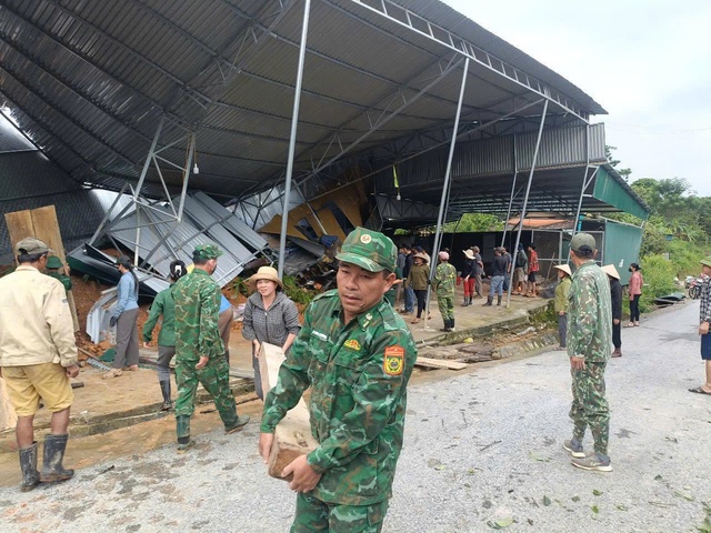Mưa lớn gây sạt lở nghiêm trọng ở xã biên giới, nhiều hộ dân phải di dời khẩn cấp- Ảnh 3. Mưa lớn gây sạt lở nghiêm trọng ở xã biên giới, nhiều hộ dân phải di dời khẩn cấp- Ảnh 3.