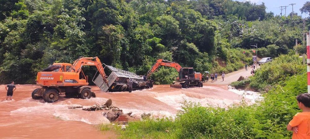 Mưa lớn gây sạt lở nghiêm trọng ở xã biên giới, nhiều hộ dân phải di dời khẩn cấp- Ảnh 1. Mưa lớn gây sạt lở nghiêm trọng ở xã biên giới, nhiều hộ dân phải di dời khẩn cấp- Ảnh 1.