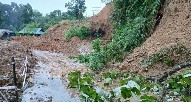 Mưa lớn gây sạt lở nghiêm trọng ở xã biên giới, nhiều hộ dân phải di dời khẩn cấp- Ảnh 2. Mưa lớn gây sạt lở nghiêm trọng ở xã biên giới, nhiều hộ dân phải di dời khẩn cấp- Ảnh 2.