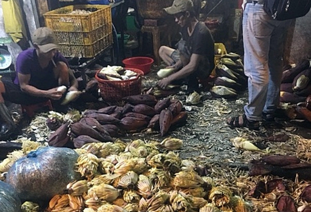 Làm gì để không ăn phải bắp chuối bào bị 'tắm' hóa chất?- Ảnh 2. Làm gì để không ăn phải bắp chuối bào bị 'tắm' hóa chất?- Ảnh 2.