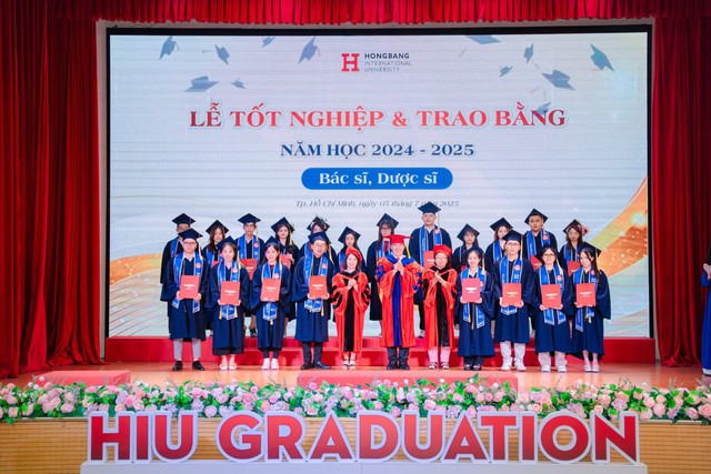 Lễ tốt nghiệp đầy cảm xúc tại Đại học Quốc tế Hồng Bàng: Tuyên thệ y đức, tri ân và hàng loạt thành tích rực rỡ- Ảnh 2. Lễ tốt nghiệp đầy cảm xúc tại Đại học Quốc tế Hồng Bàng: Tuyên thệ y đức, tri ân và hàng loạt thành tích rực rỡ- Ảnh 2.
