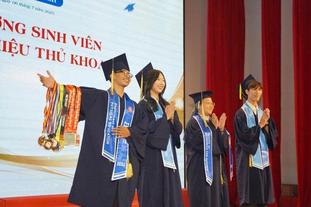 Lễ tốt nghiệp đầy cảm xúc tại Đại học Quốc tế Hồng Bàng: Tuyên thệ y đức, tri ân và hàng loạt thành tích rực rỡ- Ảnh 4. Lễ tốt nghiệp đầy cảm xúc tại Đại học Quốc tế Hồng Bàng: Tuyên thệ y đức, tri ân và hàng loạt thành tích rực rỡ- Ảnh 4.