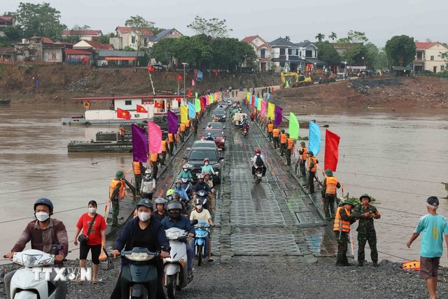 Cầu phao Phong Châu hoạt động trở lại sau khi tạm dừng vì nước sông lên cao- Ảnh 1. Cầu phao Phong Châu hoạt động trở lại sau khi tạm dừng vì nước sông lên cao- Ảnh 1.