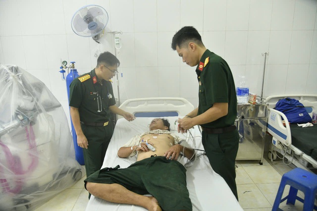 Quân y đảo Nam Yết cấp cứu ngư dân bị đột quỵ trên biển- Ảnh 1.