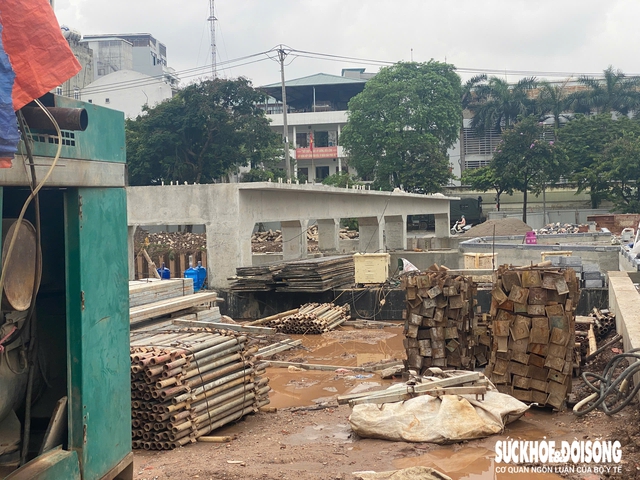 'Lạ mắt' kiến trúc đập dâng đầu tiên trên sông Tô Lịch sắp hoàn thành- Ảnh 3. 'Lạ mắt' kiến trúc đập dâng đầu tiên trên sông Tô Lịch sắp hoàn thành- Ảnh 3.