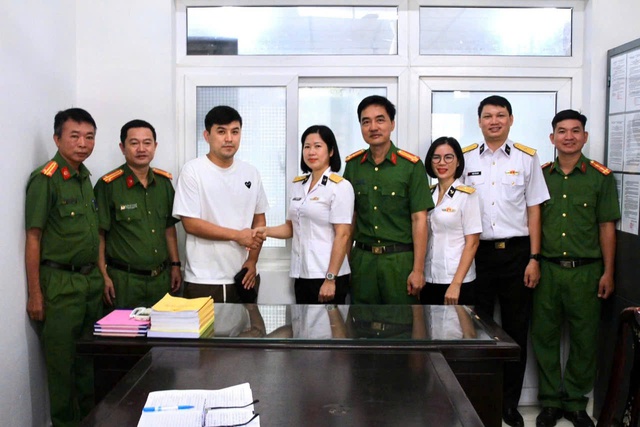 Nhặt được chiếc ví, nữ sĩ quan Hải quân giao nộp cho công an trả lại người đánh mất- Ảnh 1. Nhặt được chiếc ví, nữ sĩ quan Hải quân giao nộp cho công an trả lại người đánh mất- Ảnh 1.