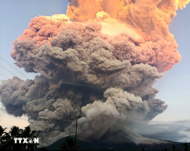 Indonesia: Núi lửa Lewotobi Laki Laki phun tro bụi cao tới 18km- Ảnh 1. Indonesia: Núi lửa Lewotobi Laki Laki phun tro bụi cao tới 18km- Ảnh 1.