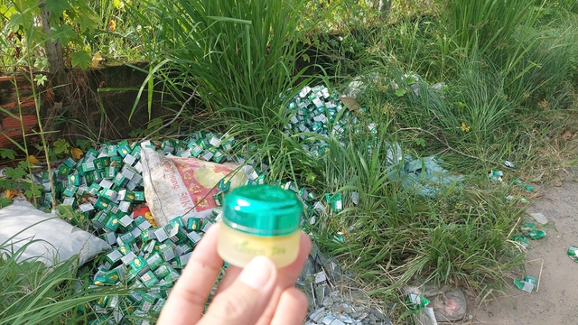 Loại mỹ phẩm dưỡng trắng da bị vứt đầy lề đường ở TPHCM- Ảnh 3. Loại mỹ phẩm dưỡng trắng da bị vứt đầy lề đường ở TPHCM- Ảnh 3.