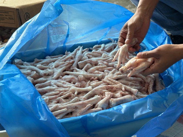 Rủi ro sức khỏe nghiêm trọng từ chân gà đông lạnh nhập lậu- Ảnh 2.