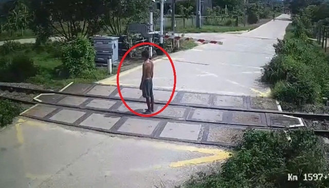 Người đàn ông đứng giữa đường ray bị tàu hỏa đâm tử vong- Ảnh 1. Người đàn ông đứng giữa đường ray bị tàu hỏa đâm tử vong- Ảnh 1.