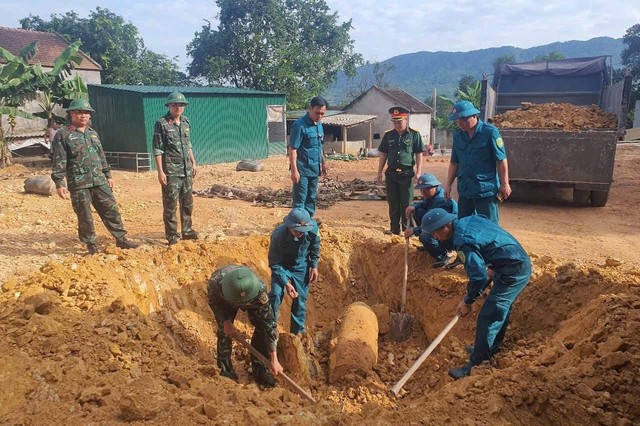 Hủy nổ thành công quả bom nặng khoảng 350kg còn nguyên kíp nổ- Ảnh 1. Hủy nổ thành công quả bom nặng khoảng 350kg còn nguyên kíp nổ- Ảnh 1.