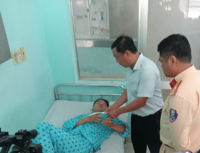 30 giây kinh hoàng của vụ tai nạn xe khách khiến 3 người tử vong- Ảnh 1. 30 giây kinh hoàng của vụ tai nạn xe khách khiến 3 người tử vong- Ảnh 1.