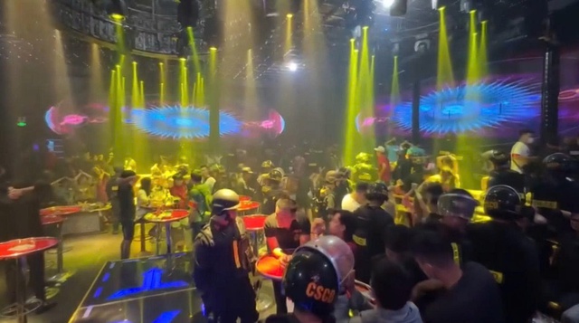 'Đột kích' 3 quán bar ở TPHCM, phát hiện 186 người dương tính ma túy- Ảnh 1. 'Đột kích' 3 quán bar ở TPHCM, phát hiện 186 người dương tính ma túy- Ảnh 1.