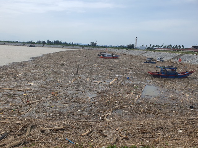 Người dân Hà Tĩnh lo lắng vì hàng trăm tấn rác chặn luồng lạch- Ảnh 3. Người dân Hà Tĩnh lo lắng vì hàng trăm tấn rác chặn luồng lạch- Ảnh 3.
