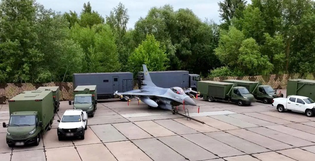 Bí quyết giúp Ukraine giữ cho F-16 'ẩn mình' giữa 'mưa tên lửa' Nga- Ảnh 1.