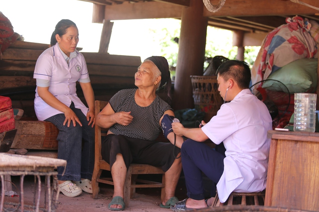 Nghệ An rà soát, điều động cán bộ y tế tăng cường cho tuyến xã- Ảnh 1.