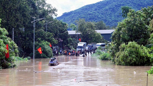 Lũ sông Mã lên tiến sát mức lịch sử năm 1975, dùng trực thăng cứu nạn 8 người mắc kẹt ở Sơn La- Ảnh 2. Lũ sông Mã lên tiến sát mức lịch sử năm 1975, dùng trực thăng cứu nạn 8 người mắc kẹt ở Sơn La- Ảnh 2.
