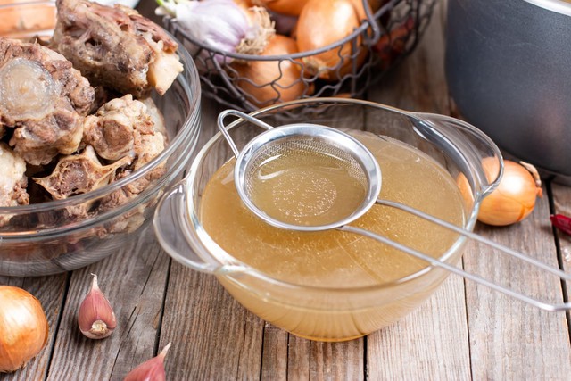 Lạm dụng nước hầm xương, coi chừng nguy cơ tăng axit uric và rối loạn chuyển hóa- Ảnh 1. Lạm dụng nước hầm xương, coi chừng nguy cơ tăng axit uric và rối loạn chuyển hóa- Ảnh 1.
