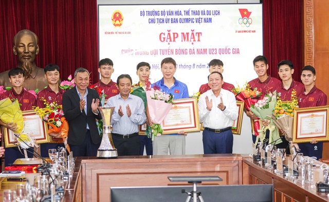 U23 Việt Nam vinh dự nhận bằng khen của Thủ tướng Chính phủ- Ảnh 1. U23 Việt Nam vinh dự nhận bằng khen của Thủ tướng Chính phủ- Ảnh 1.