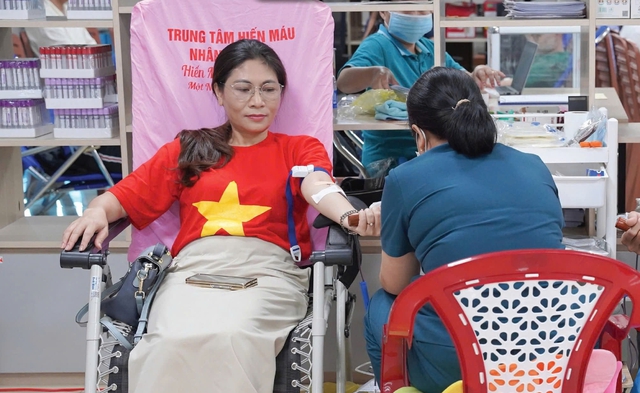 TPHCM tăng tốc xây dựng mạng lưới hiến máu cố định, bảo đảm nguồn máu an toàn và bền vững- Ảnh 1. TPHCM tăng tốc xây dựng mạng lưới hiến máu cố định, bảo đảm nguồn máu an toàn và bền vững- Ảnh 1.