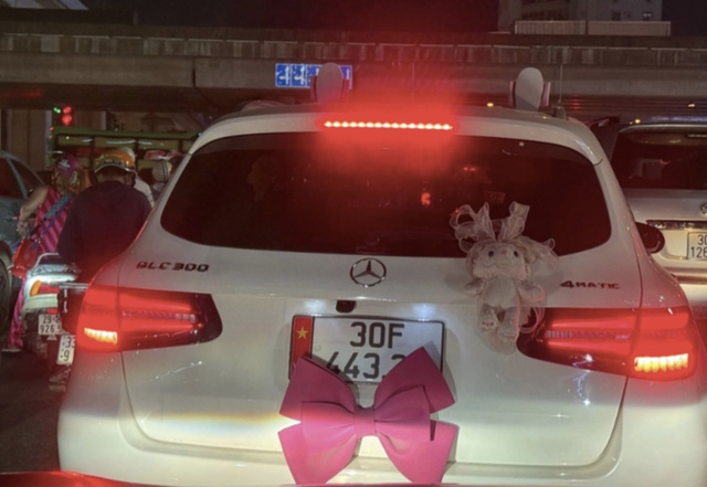 Từ vụ xe Mercedes gắn nơ hồng che biển số, hành vi này bị xử lý ra sao?- Ảnh 1. Từ vụ xe Mercedes gắn nơ hồng che biển số, hành vi này bị xử lý ra sao?- Ảnh 1.