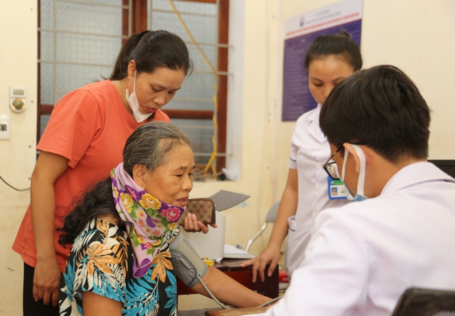 Y bác sĩ TP HCM đến với bà con vùng tâm lũ miền Tây Nghệ An- Ảnh 1.