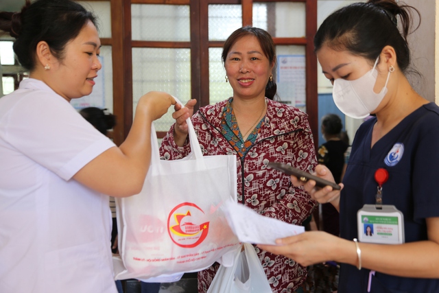 Y bác sĩ TP HCM đến với bà con vùng tâm lũ miền Tây Nghệ An- Ảnh 5.