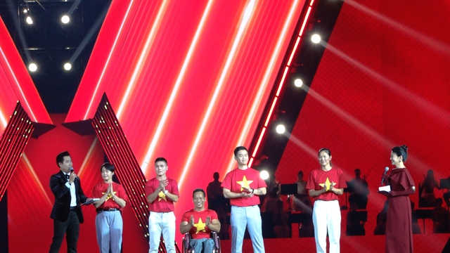 Những khoảnh khắc vô cùng ấn tượng tại concert 'Tổ quốc trong tim'- Ảnh 14.