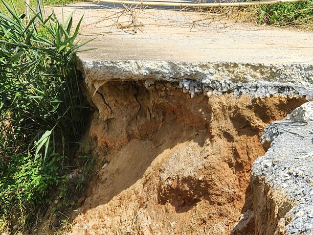 Sạt lở nghiêm trọng tuyến đường huyết mạch vào bản vùng cao, nguy cơ cô lập hơn 1.000 người dân- Ảnh 2. Sạt lở nghiêm trọng tuyến đường huyết mạch vào bản vùng cao, nguy cơ cô lập hơn 1.000 người dân- Ảnh 2.
