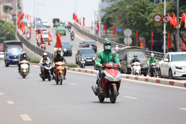 Miền Bắc oi nóng trên 36 độ ở đồng bằng, mưa dông mạnh vùng núi- Ảnh 2.
